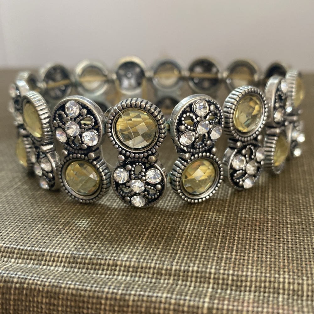Super cute size 8 stretch bracelet
